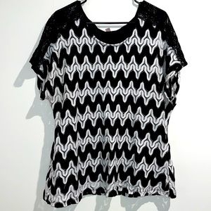 🌸 Roz & Ali black white lace top. Size 3X.